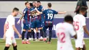 Para pemain Levante merayakan gol ke gawang Sevilla pada laga La Liga di Estadio Camilo Cano, Selasa (16/6/2020). Kedua tim bermain imbang 1-1. (AFP/Jose Jordan)