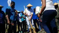 Foto: Gubernur NTT, Viktor Laiskodat saat mengikuti acara penanaman jagung di Kabupaten Manggarai Timur (Liputan6.com/Dion)
