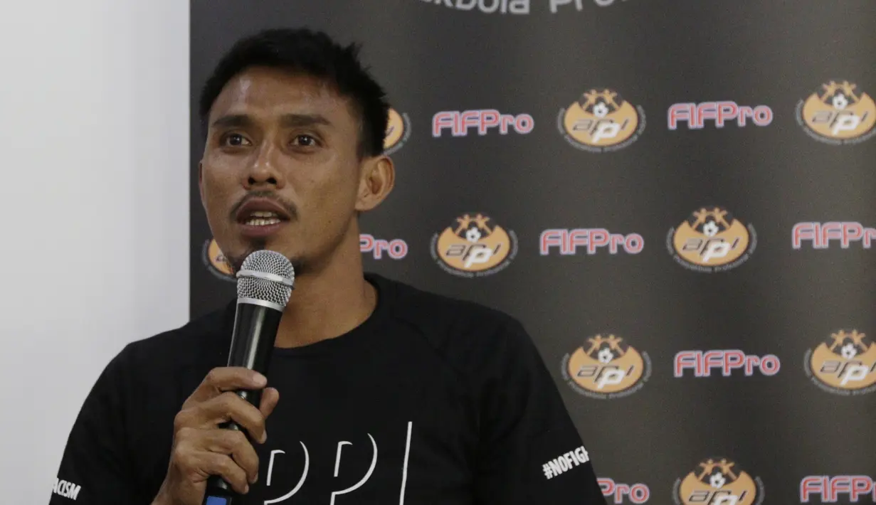 Mantan Pemain Timnas Indonesia, Maman Abdurahman, memberikan keterangan saat jumpa pers di Jakarta, kamis (20/12). Para pemain tersebut membantah terlibat pengaturan skor di Piala AFF 2010. (Bola.com/M Iqbal Ichsan)
