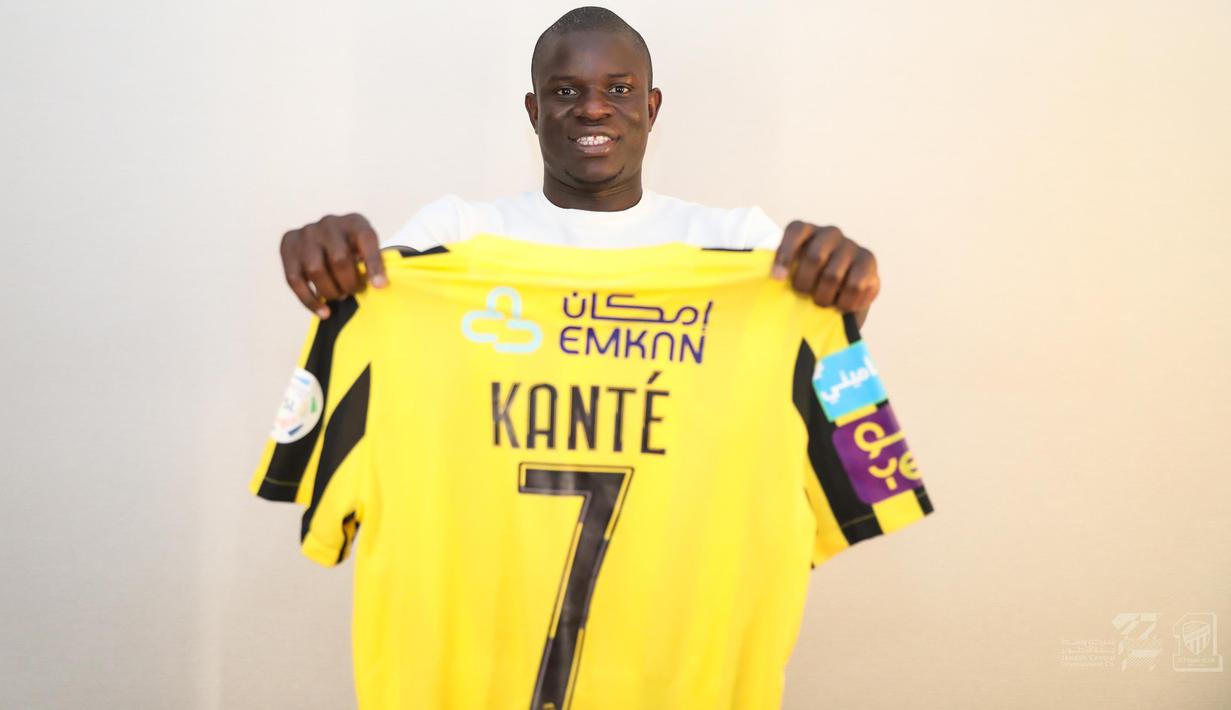 Seperti Karim Benzema, N'Golo Kante juga berstatus bebas transfer saat memutuskan hijrah ke Al Ittihad setelah sejak 2016 membela Chelsea. Ia dikontrak Al Ittihad selama tiga tahun dengan bayaran yang sedikit lebih rendah dari Karim Benzema. (twitter.com/ittihad)