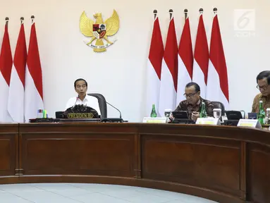 Presiden Joko Widodo atau Jokowi (tengah) memimpin rapat terbatas percepatan peta jalan penerapan industri 4.0 di Kantor Presiden, Jakarta, Selasa (3/9/2019). Jokowi memerintahkan adanya langkah terobosan untuk dapat mendorong percepatan peta jalan penerapan industri 4.0. (Liputan6.com/Angga Yuniar)
