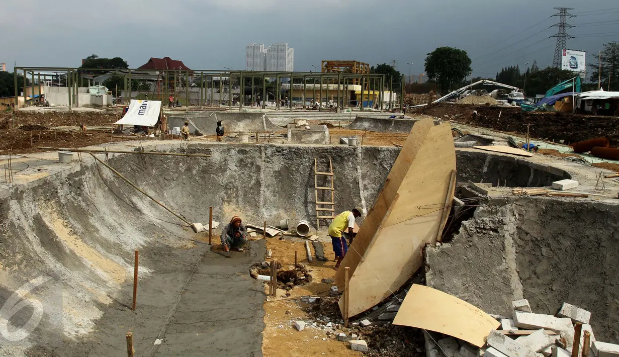 Pekerja menyelesaikan pembangunan taman kota bekas kawasan lokalisasi Kalijodo, Jakarta Barat, Kamis (13/10). Di lahan itu, Pemprov DKI akan membangun taman, skate park dan Ruang Publik Terpadu Ramah Anak (RPTRA). (Liputan6.com/Gempur M Surya)