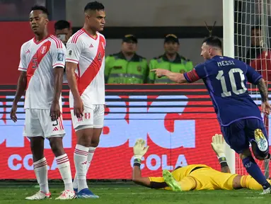 Lionel Messi kembali menjadi pembeda bagi Timnas Argentina. Kali ini sang megabintang menjadi penentu kemenangan Timnas Argentina dengan mencetak dua gol berkelas dunia ke gawang tuan rumah Peru pada laga lanjutan Kualifikasi Piala Dunia 2026 Zona Conmebol di National Stadium, Lima, Peru, Rabu (18/10/2023) pagi WIB. Dalam laga yang berkesudahan 2-0 tersebut, La Pulga mencetak gol-golnya pada menit ke-32 dan 42. Dengan hasil ini, Tim Tango makin kukuh di puncak klasemen dengan poin sempurna 12 dari 4 kali bertanding. (AFP/Ernesto Benavides)