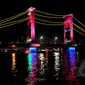 Jembatan Ampera tampak begitu mempesona saat malam tiba, Palembang. Foto diambil pada Sabtu (24/1/2015). (Liputan6.com/Johan Tallo)