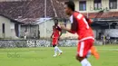 Pemain PS Polri, Bio Paulin, saat turun melawan tim  MSG pada laga uji coba di lapangan Mako Brimob, Kelapa Dua, Depok, Rabu (24/2/2016). (Bola.com/Nicklas Hanoatubun)