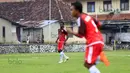 Pemain PS Polri, Bio Paulin, saat turun melawan tim  MSG pada laga uji coba di lapangan Mako Brimob, Kelapa Dua, Depok, Rabu (24/2/2016). (Bola.com/Nicklas Hanoatubun)