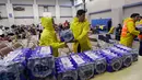 Sejumlah petugas menyiapkan air mineral untuk warga yang sedang menunggu proses evakuasi di Corpus Christi, Texas, Jumat (25/8). Badai Harvey yang diperkirakan paling kuat sepanjang 12 tahun bakal menghantam daratan Amerika Serikat. (AP Photo/Eric Gay)