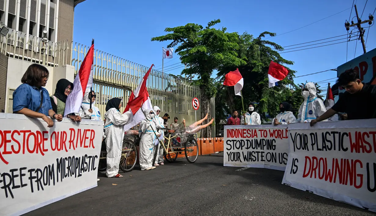 Unjuk rasa mendesak pemerintah Australia dan Jepang segera menghentikan ekspor sampah plastik ke Indonesia. (JUNI KRISWANTO/AFP)