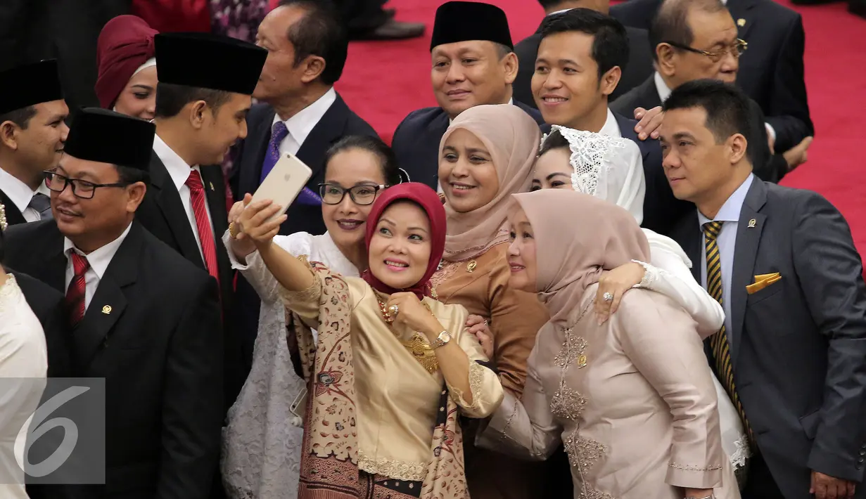 Sejumlah peserta sidang  melakukan selfie usai sidang tahunan MPR RI, DPR RI dan DPD RI tahun 2016 di Kompleks Parlemen, Senayan, Selasa (16/8). Sidang tersebut beragendakan penyampaian pidato kenegaraan Presiden Joko Widodo. (Liputan6.com/Johan Tallo)