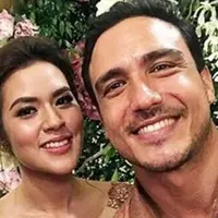 Raisa menggandeng Hamish Daud (Instagram/@raisadanhamish)