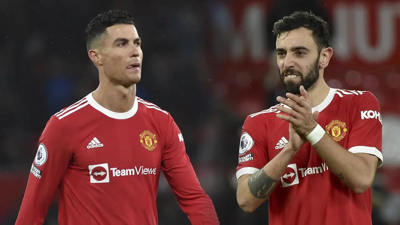 Foto: Duo Portugis Saling Bahu, Cristiano Ronaldo dan Bruno Fernandes Beri Kemenangan Berharga untuk MU di Liga Inggris