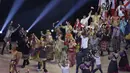 Pakaian adat membuka jalan kontingen Indonesia saat upacara pembukaan SEA Games 2019 di Philipine Arena Bulacan, Manila, Sabtu (30/11). Pesta olahraga se-Asia Tenggara ini akan berlangsung hingga 11 Desember. (Bola.com/M Iqbal Ichsan)