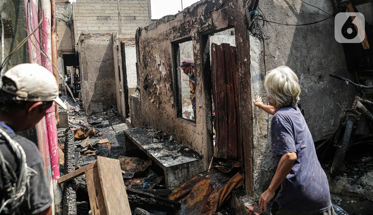 <p>Sejumlah warga membersihkan puing sisa kebakaran yang melanda kawasan Pasar Gembrong, Jakarta, Senin (25/4/2022). Sebanyak  400 Rumah dan Bangunan hangus terbakar dan  total kerugian akibat insiden kebakaran tersebut Ditaksir senilai Rp1,5 Miliar. (Liputan6.com/Faizal Fanani)</p>