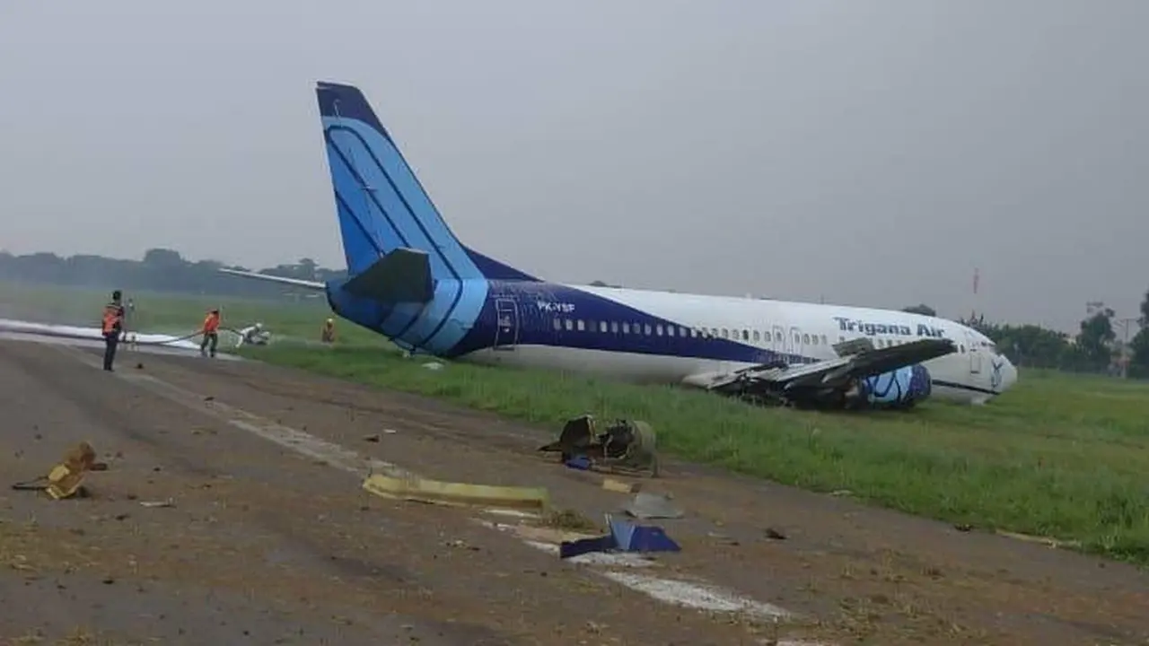 Pesawat kargo Trigana tergelincir di Bandara Halim Perdanakusuma, Jakarta.