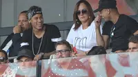 Neymar dan sang ibunda, Nadine Goncalves, saat menyaksikan pertandingan di Parc de Princes Stadium, 5 Agustus 2017 (AFP/Jacques Demarthon)