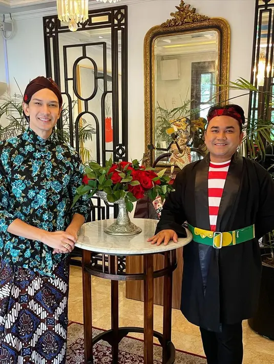 Dalam sebuah acara kuliner yang dipandu olehnya, ada momen di mana Dimas Beck mengenakan busana tradisional. Personel Bukan Bintang Biasa (BBB) itu pun memilih untuk mengenakan busana adat Jawa yaitu batik, lengkap dengan blangkon. (Liputan6.com/IG/@dimasbeck)