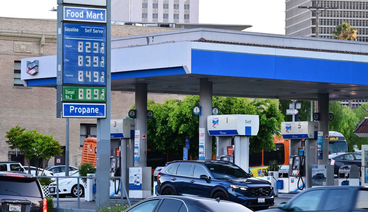 Kenaikan harga minyak dunia dipicu beberapa faktor utama, terutama situasi geopolitik antara Amerika Serikat dan Iran. Tampak dalam foto, harga bensin yang melebihi 8 delapan dolar AS per galon tertera di sebuah SPBU Chevron di Los Angeles, California, pada 28 April 2026. (Frederic J. BROWN/AFP)