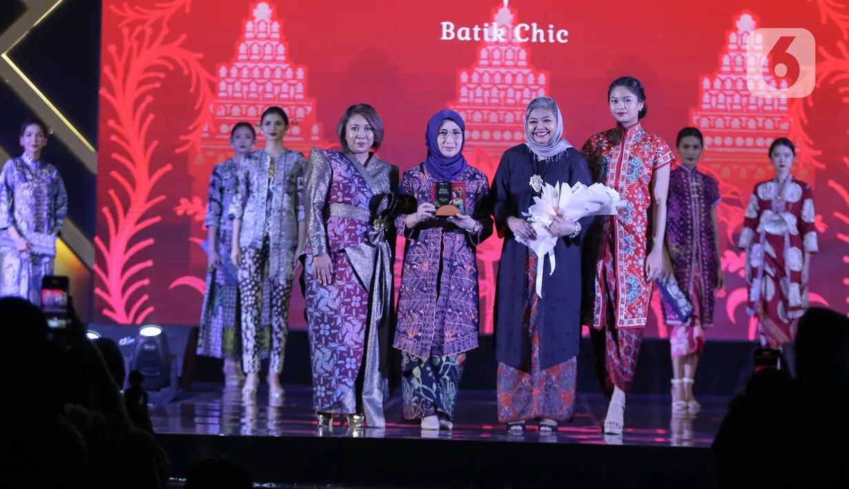Desainer Novita Yunus bersama para model usai peragaan busana saat acara Cipta dan Cipta parade Wastra Nusantara di Hotel Shangri La, Jakarta, Rabu (31/7/2024). (Liputan6.com/Herman Zakharia)