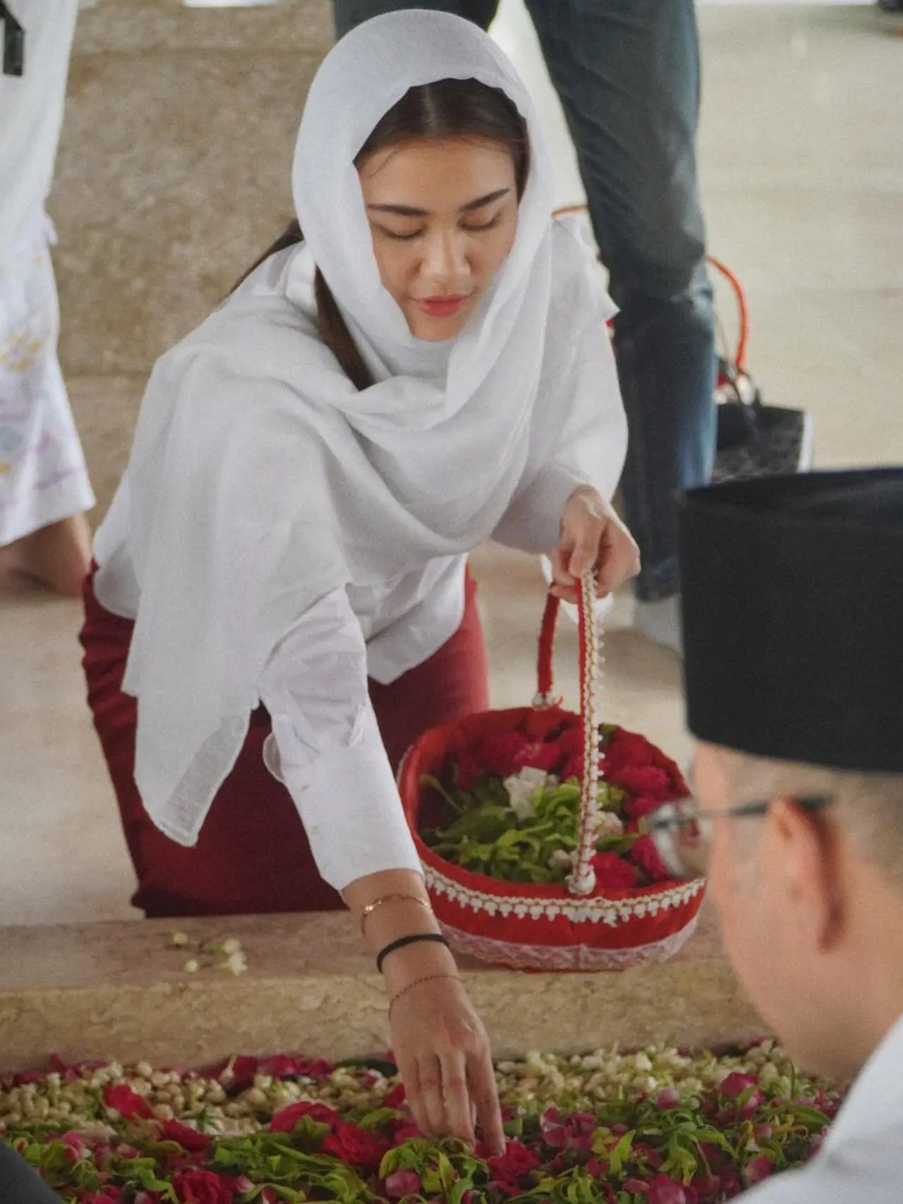 6 Potret Aaliyah Massaid Nyekar ke Makam Bung Karno Bareng Thariq
