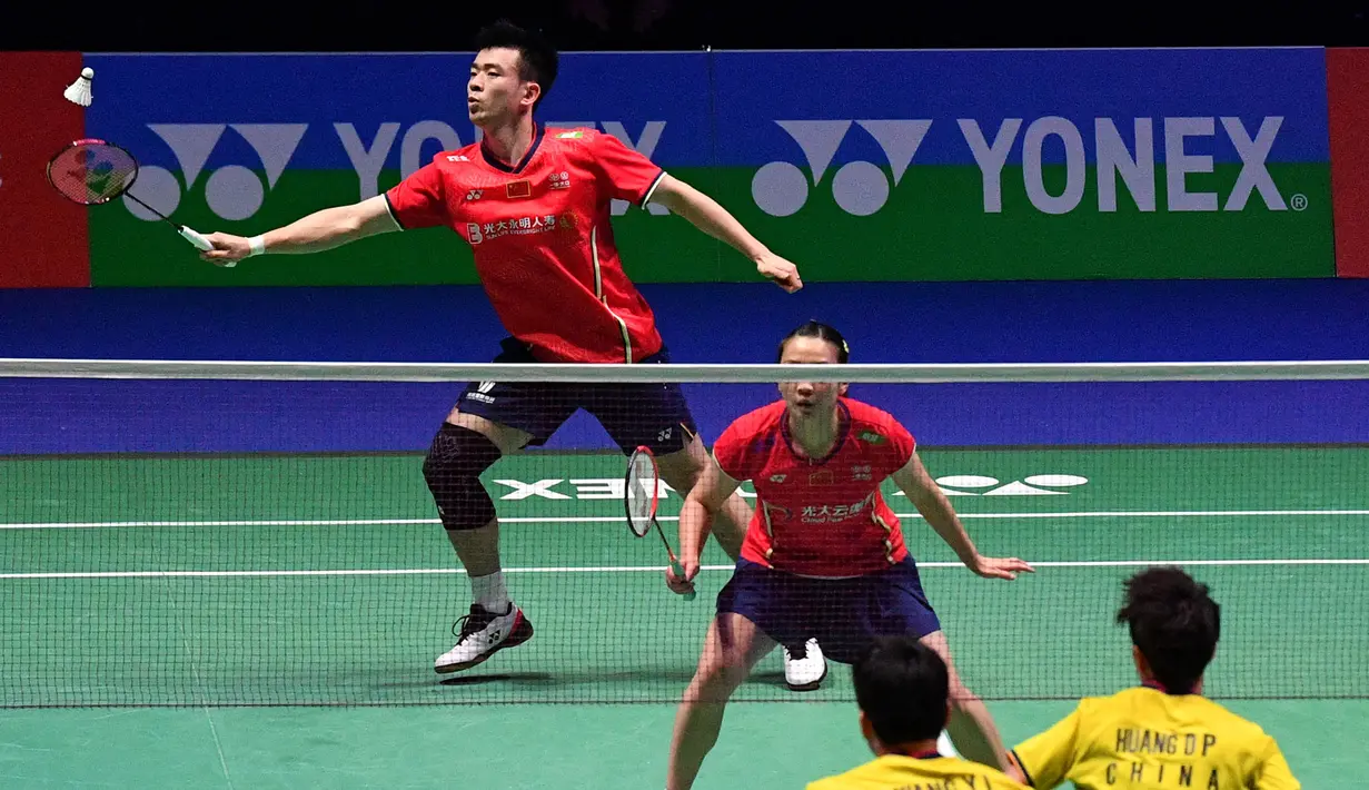 All England 2022 menjadi turnamen pertama pasangan Zheng/Huang pada tahun ini. Mereka menjadi unggulan kedua di sektor ganda campuran di turnamen tertua di dunia itu. Langkah Zheng/Huang terbilang mulus di awal. Sayangnya mereka harus tunduk dari rekan senegaranya, Wang Yi Lyu/Huang Dong Ping di partai semifinal dengan skor 1-2 (7-21, 21-13, dan 13-21). (AFP/Justin Tallis)