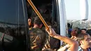 Tentara Turki berebut memasuki bus untuk menyelamatkan diri dari amukan warga Turki di Jembatan Bosphorus, Istanbul , Turki, (16/7). Warga Turki mengamuk atas kudeta yang dilakukan militer Turki. (REUTERS / Murad Sezer)