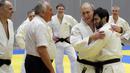 Presiden Rusia, Vladimir Putin memeluk atlet judo nasional Rusia saat mengambil bagian dalam sesi latihan di Sochi, Kamis (14/2). Judo merupakan salah satu olahraga kegemaran Putin yang telah digeluti sejak masa muda. (Mikhail KLIMENTYEV/SPUTNIK/AFP)