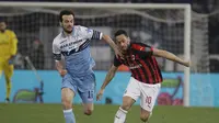 Aksi Hakan Calhanoglu pada laga semifinal Coppa Italia yang berlangsung di stadion Olimpico, Roma, Rabu (27/2). AC Milan bermain imbang 0-0 kontra SS Lazio. (AP Newsroom)