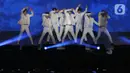 Personel Boy Band asal Korea Selatan, Super Junior saat membawakan lagu pada konser Super Junior World Tour - Super Show 8 Infinite Time in Jakarta di ICE BSD Tangerang, Sabtu (11/1/2020). Konser disaksikan ribuan penggemar. (Liputan6.com/Helmi Fithriansyah)