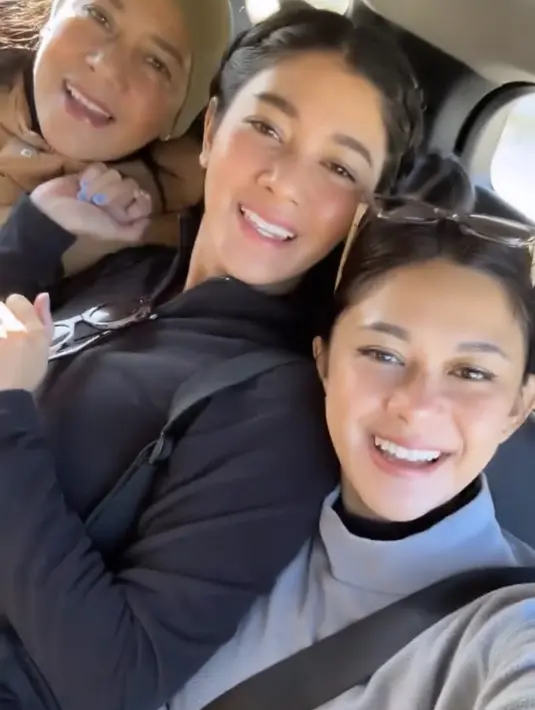 Ketiganya tetap memesona meski tanpa makeup saat mengambil foto selfienya.  (@nanamirdad_)