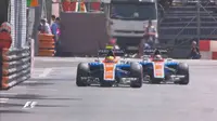 Aksi dua pebalap Manor Racing, Rio Haryanto dan Pascal Werhlein, pada sesi latihan bebas ketiga F1 GP Monako, Sabtu (28/5/2016). (Twitter/F1)