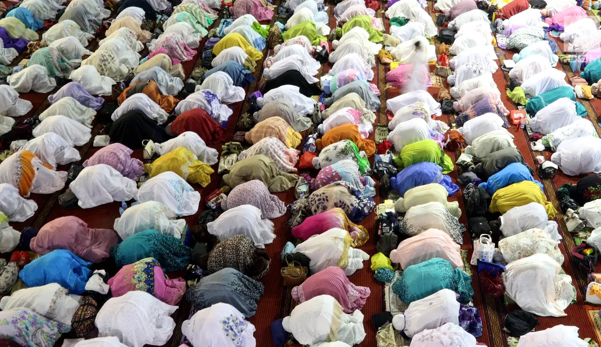 Jamaah muslimah melaksanakan salat tarawih pertama Ramadan 1438 di Masjid Istiqlal, Jakarta, Jumat (26/5). Pemerintah menetapkan 1 Ramadan 1438 Hijriah jatuh pada hari Sabtu 27 Mei 2017. (Liputan6.com/Johan Tallo)
