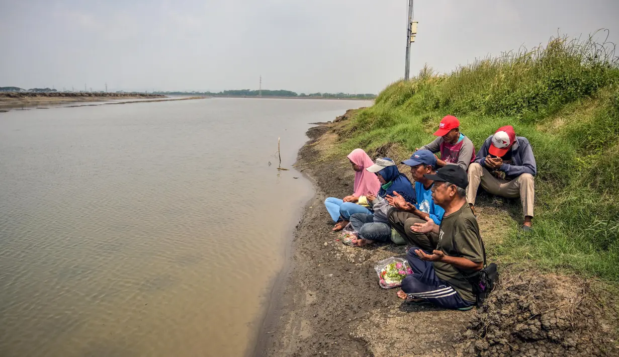Diketahui, 29 Mei 2006 banjir lumpur panas merendam Dusun Balongnongo Desa Renokenongo dan Desa Jatirejo Kecamatan Porong, Kabupaten Sidoarjo, Jawa Timur. (JUNI KRISWANTO/AFP)