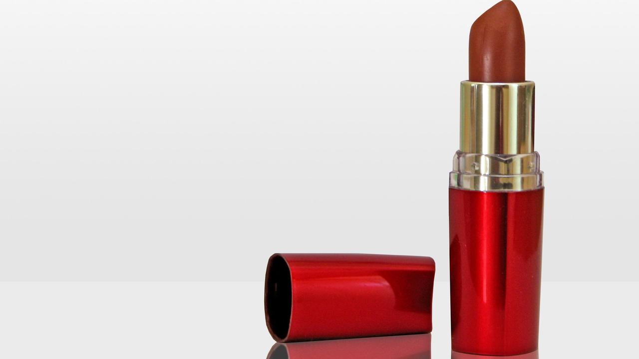 Ini yang Akan Terjadi Jika Tidak Membersihkan Lipstik Sebelum Tidur