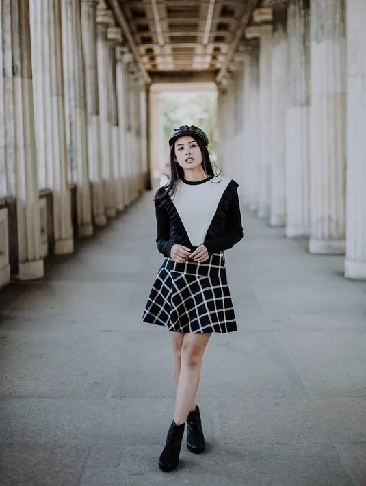 Busana klasik dan simpel ala Maudy yakni kaos lengan panjang serta rok bertema monokrom, begitu catchy dipadukan dengan topi baret serta boots warna senada. (Liputan6.com/IG/@maudyayunda)
