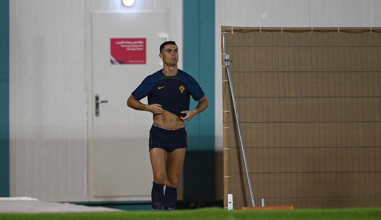 <p>Penyerang Portugal, Cristiano Ronaldo menghadiri sesi latihan di tempat latihan Al Shahaniya SC, barat laut Doha pada 5 Desember 2022. Portugal akan menghadapi Swiss pada babak 16 besar Piala Dunia 2022 Qatar di Stadion Lusail Iconic, Rabu (7/12) dini hari WIB. (AFP/Patricia De Melo Moreira)</p>