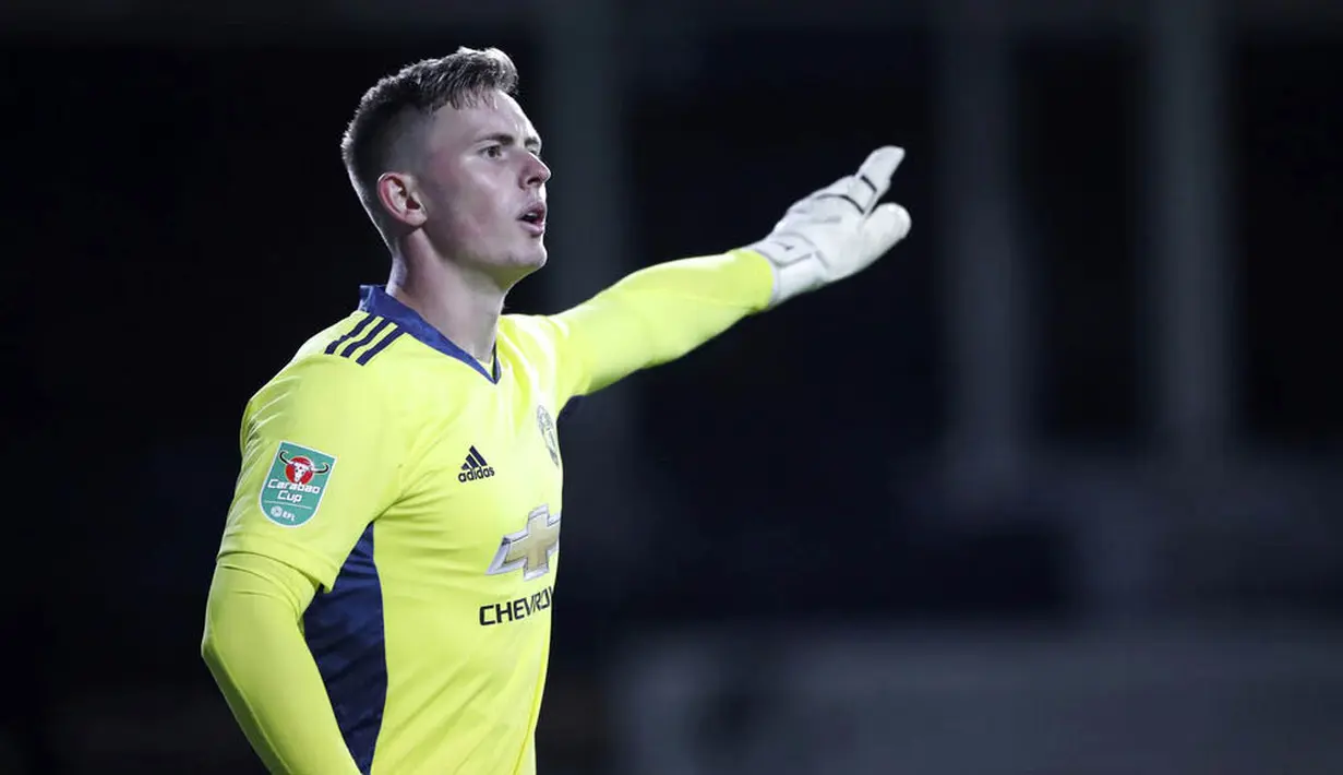 Kiper Manchester United, Dean Henderson, memberikan arahan kepada rekannya saat melawan Luton Town pada Piala Liga Inggris di Stadion Kenilworth Road, Rabu (23/9/2020). Setan Merah menang dengan skor 3-0. (Nick Potts/Pool via AP)