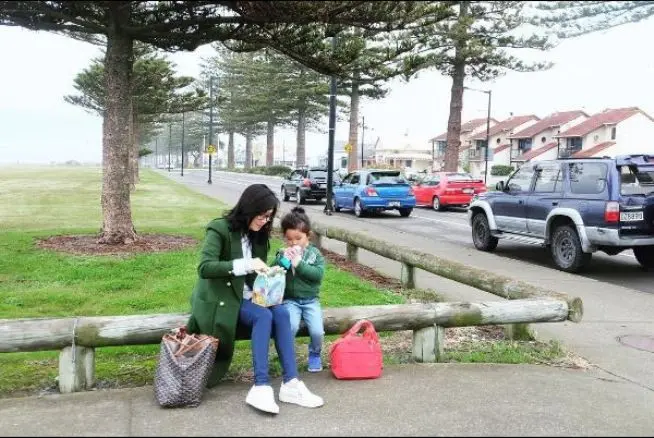 Ayu Ting Ting bersama Bilqis di Selandia Baru (Foto: Instagram)