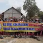 petani garam di Sampang membatalkan aksi demo di Suramadu, mereka menggantinya dengan doa bersama. (liputan6.com/MUsthofa Aldo)