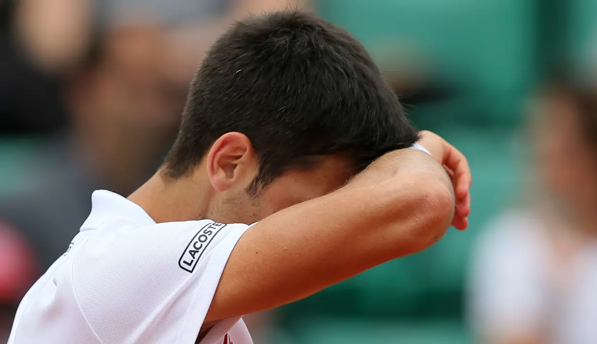Petenis Serbia, Novak Djokovic saat berhadapan dengan petenis Austria Dominic Thiem usai pertandingan perempatfinal turnamen tenis Prancis Terbuka di stadion Roland Garros, Paris (7/6). Djokovic kalah 7-6, 6-3, 6-0. (AP Photo/David Vincent)
