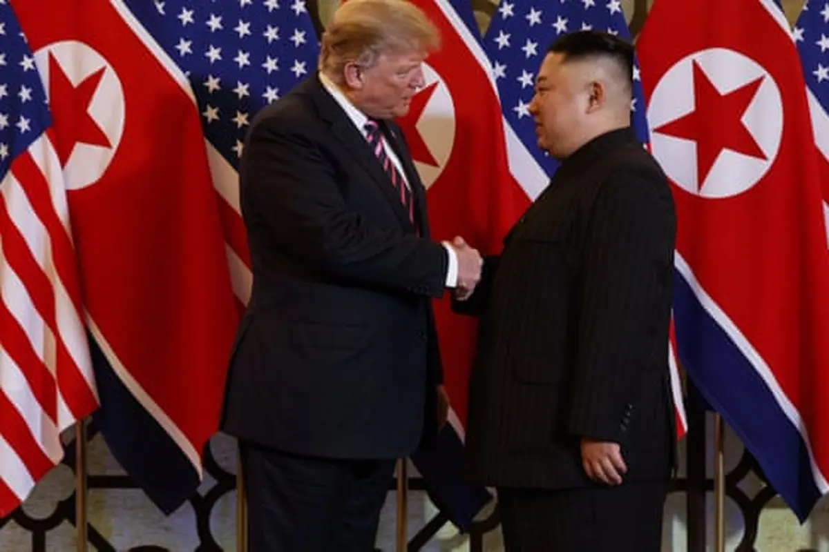 Presiden AS Donald Trump menjabat tangan pemimpin Korea Utara Kim Jong-un dalam sesi makan malam, Rabu 27 Februari 2019, di Hanoi, Vietnam. (AP / Evan Vucci)