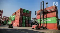 Aktivitas bongkar muat peti kemas di Pelabuhan Tanjung Priok, Jakarta, Kamis (14/4/2022). Ekonom Bank Mandiri Faisal Rachman memperkirakan neraca perdagangan Indonesia akan mencatat surplus sebesar US$2,89 miliar pada Maret 2022. (Liputan6.com/Faizal Fanani)