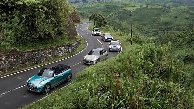 Menjajal Kemampuan Mobil Mini Terbaru di Jalanan Pegunungan