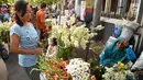 Pembeli memilih bunga untuk hiasan Lebaran di Pasar Peterongan Semarang, Kamis (14/6). Sejumlah pedagang bunga mengaku meraup keuntungan yang cukup besar pada momen menjelang Lebaran kali ini. (Liputan6.com/Gholib)