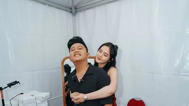 Potret Bella Bonita Temani Denny Caknan di Backstage (instagram.com/denny_caknan)
