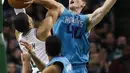 Pemain Charlotte Hornets, Cody Zeller (40) melakukan blok terhadap pemain Boston Celtics, Jayson Tatum (0) pada laga NBA basketball game di TD Garden, Boston, (10/11/2017) waktu setempat. Boston Celtics menang 90-87. (AP/Michael Dwyer)