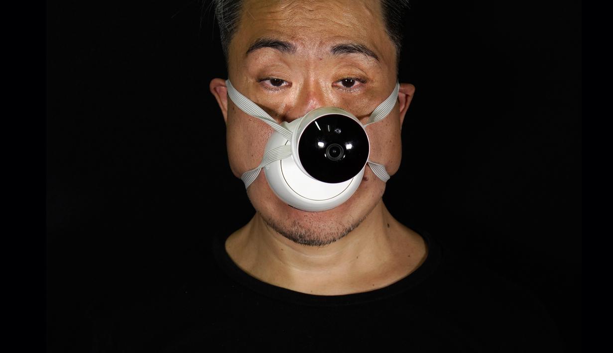 Edmond Kok, aktor dan desainer kostum teater Hong Kong, mengenakan masker dengan model CCTV dipasang di atasnya di Hong Kong pada 6 Agustus 2020. Sepanjang pandemi, Edmond telah membuat lebih dari 170 masker yang terinspirasi oleh pandemi dan masalah politik Hong Kong. (AP Photo/Vincent Yu)