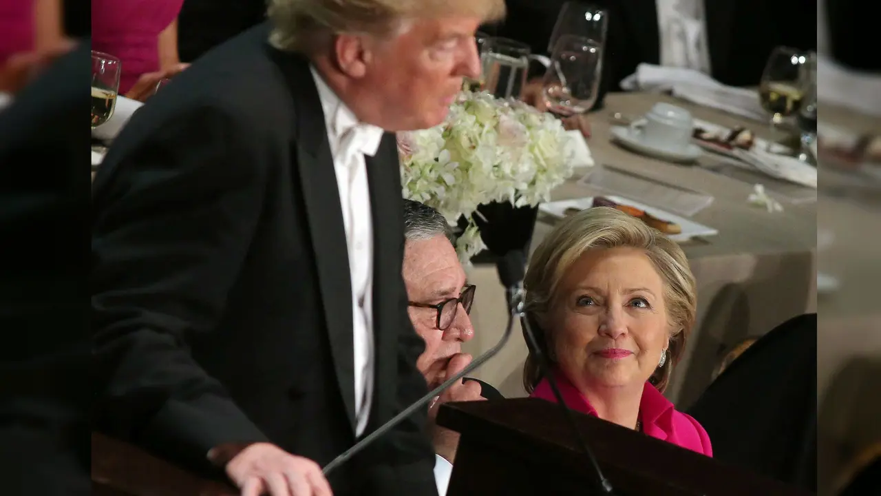 Hillary Vs Trump Lempar Lelucon 'Sinis' di Acara Pengumpulan Dana