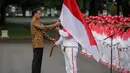 Presiden Jokowi menyerahkan bendera merah putih kepada menpora yang akan membawa atlet Indonesia berlaga di SEA Games XXVIII Singapura, Jakarta, Selasa (26/5/2015). (Liputan6.com/Faizal Fanani)