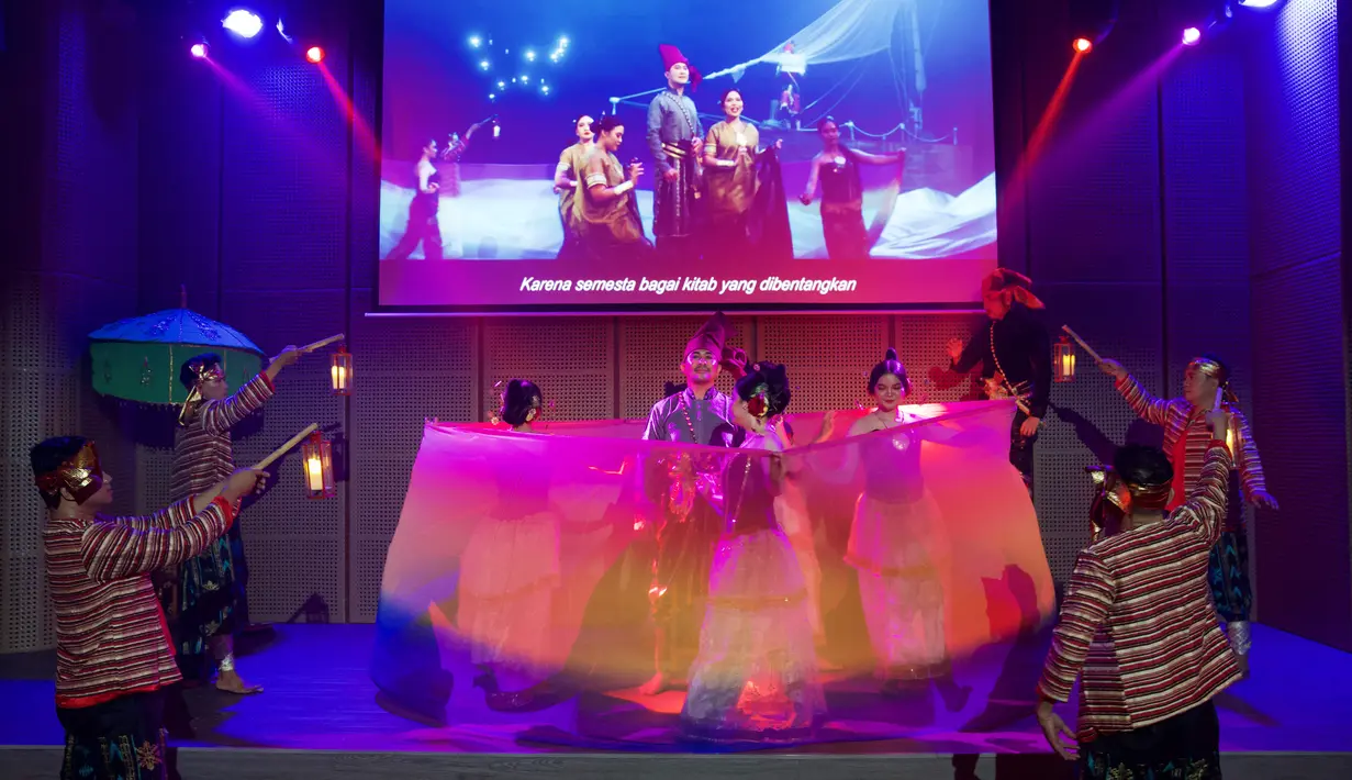 Pertunjukan yang berdurasi kurang lebih 60 menit ini dibuka dengan tarian Pakkarena bura’ne. Tarian yang menjadi simbol dari penjaga kerajaan dan maritim dari kerajaan Sulawesi Selatan ketika hendak berlayar. [Foto: Dok. Galeri Indonesia Kaya]