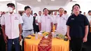 Persatuan Bola Voli Seluruh Indonesia (PBVSI) memperingati hari jadinya yang ke-71. Tampak dalam foto, Ketua Umum Persatuan Bola Voli Seluruh Indonesia (PBVSI), Imam Sudjarwo (tengah) saat menghadiri syukuran peringatan Hari Ulang Tahun (HUT) PBVSI ke-71 di Gedung Serbaguna Padepokan Voli Sentul, Bogor, Jawa Barat, pada Kamis (26/2/2026) sore hari WIB. (Bola.com/Abdul Aziz)